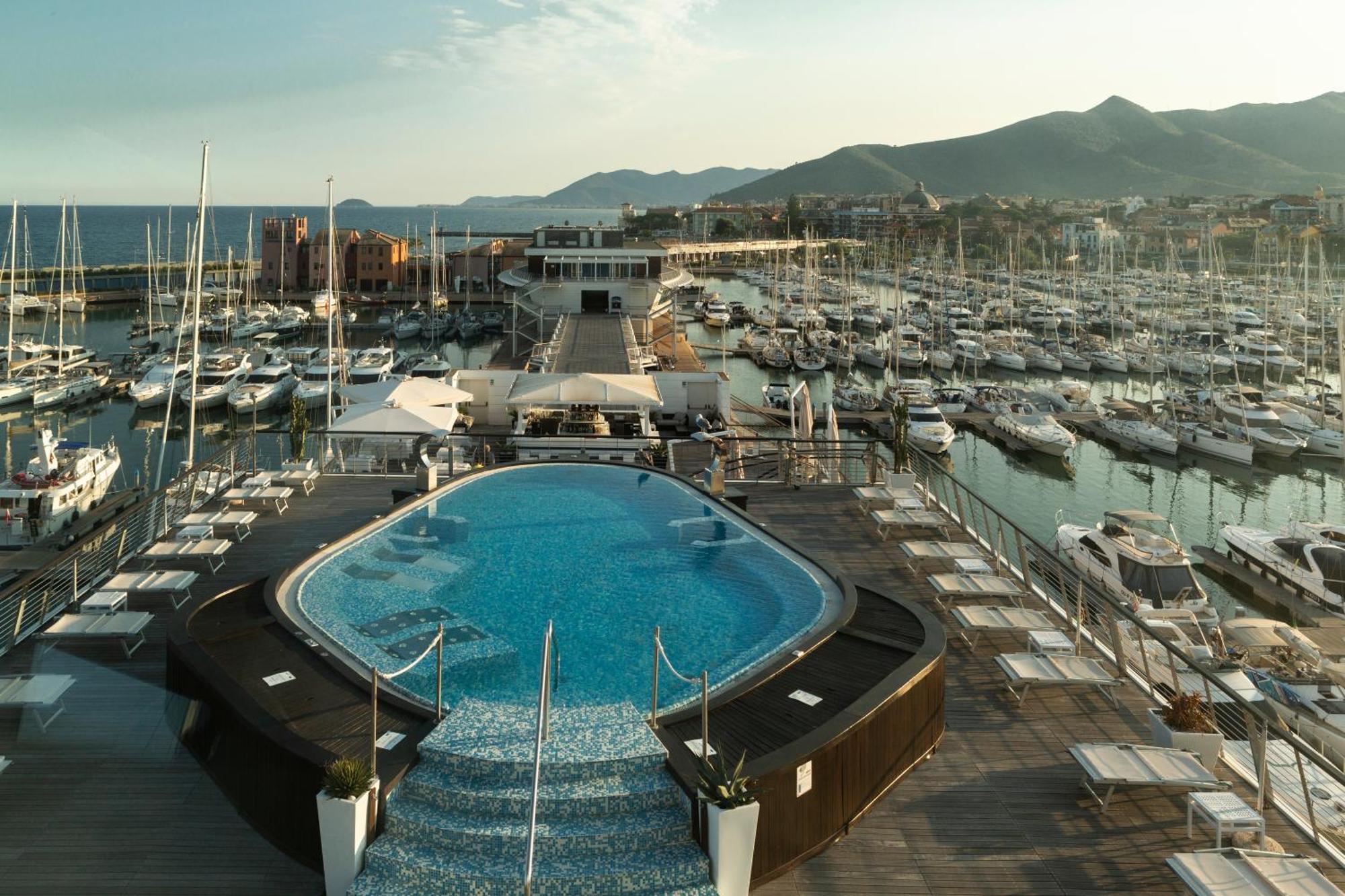 Yacht Club Marina Di Loano Hotel Exterior photo